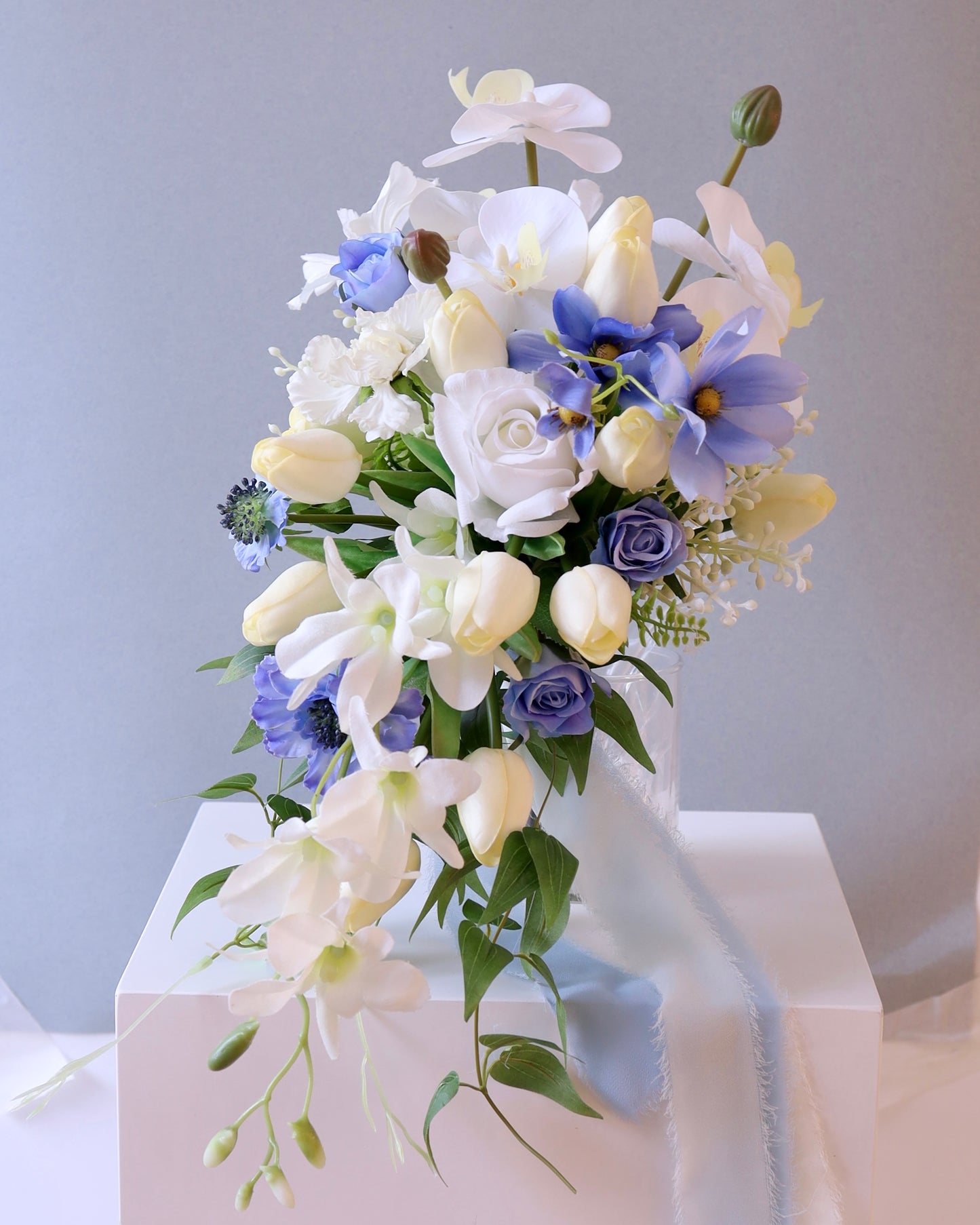 (Rental 租借) Cascade Bridal Bouquet with Silk Flowers 瀑布式絲花花球