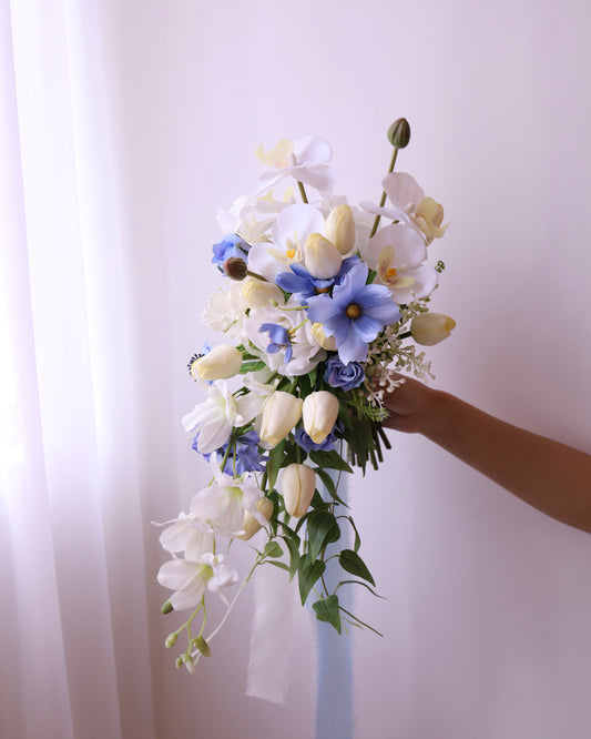 (Rental 租借) Cascade Bridal Bouquet with Silk Flowers 瀑布式絲花花球